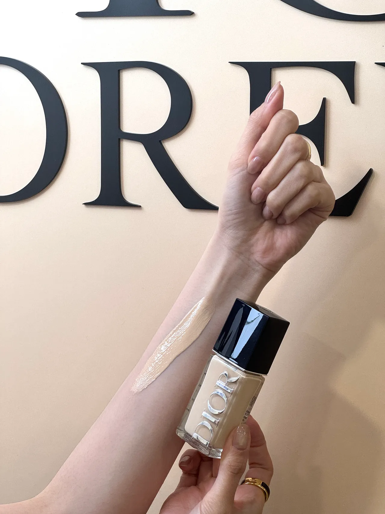 Dior超完美持久柔光粉底液。張家玲攝