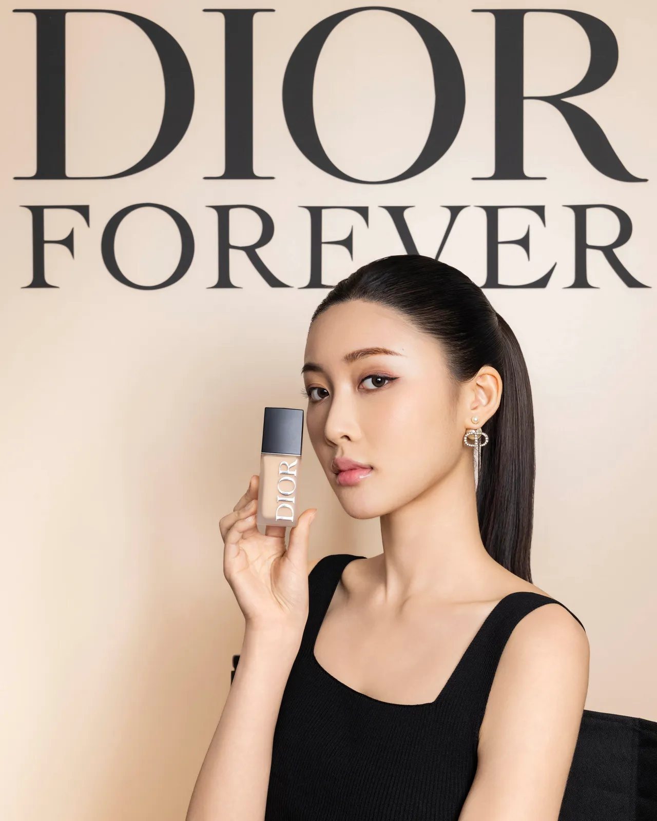 Dior超完美持久柔霧粉底液呈現精緻的奶油
霧光。品牌提供