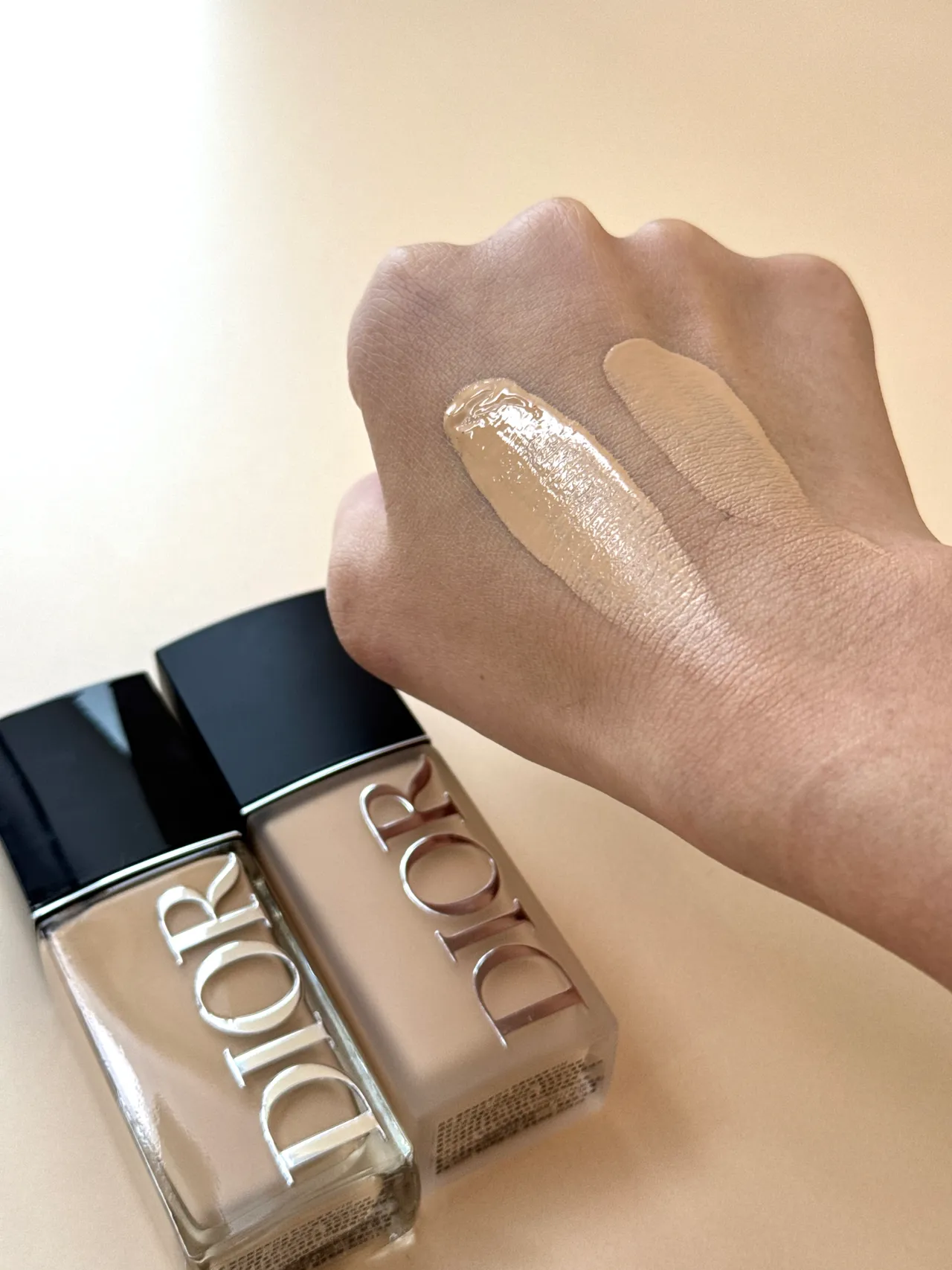 Dior超完美持久粉底液，共有「柔光」與「柔霧」兩種版本。品牌提供