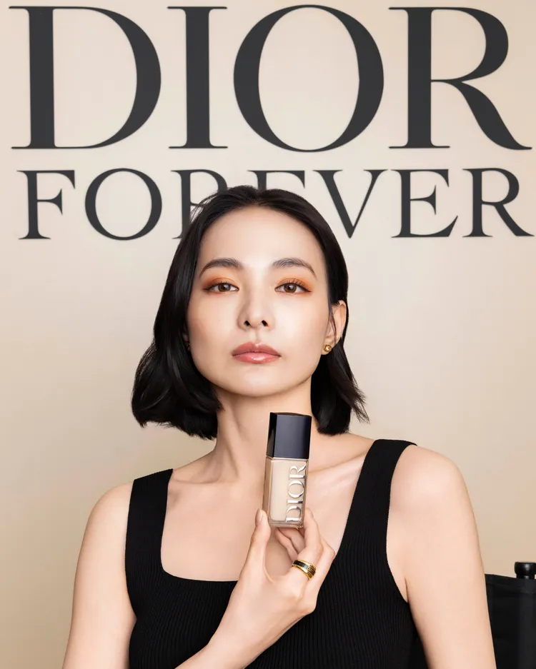 Dior超完美持久柔光粉底液帶有水光潤澤妝感。張家玲攝