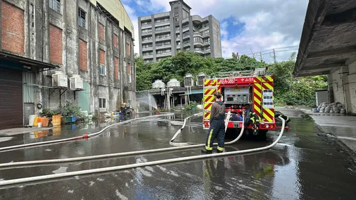 基隆工廠驚傳氨氣外洩！刺鼻惡臭瀰漫　消防急佈水線警戒