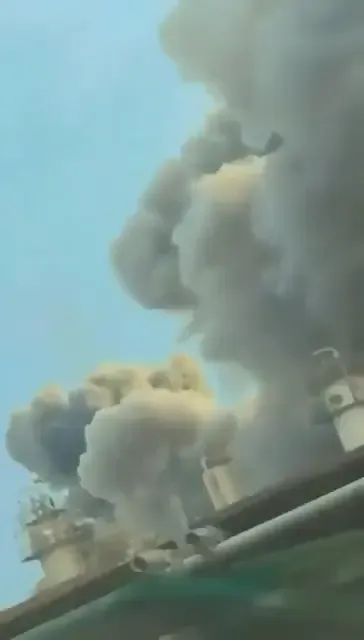 沙烏地阿美位於拉斯塔努拉的煉油廠陷入火海。翻攝畫面