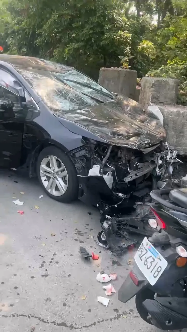 小客車逆向撞擊多部機車，造成1死7傷。翻攝畫面