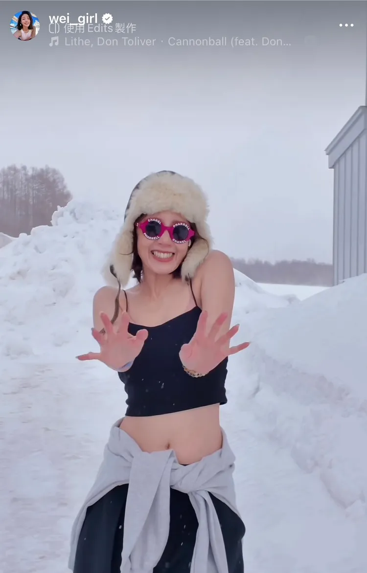 黃薇渟本來開開心心在雪地拍照，沒想到會發生噴飛慘劇。翻攝自黃薇渟IG