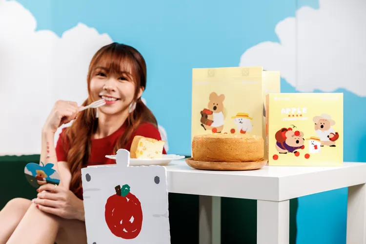 凡購買一顆蘋果蛋糕，即可獲得DINOTAENG蛋糕提袋一只與造型卡片一張（款式隨機）。春上布丁蛋糕提供