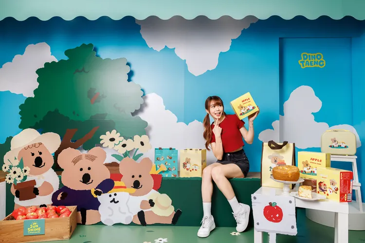 全台門市皆可蒐集到雙主角同框的「QUOKKA & BOBO 野餐款」之外，北中區門市推出春天氛圍的「蘋果滾滾款」，南區門市則推出洋溢繽紛果香氛圍的「QUOKKA 園丁款」，各款式送完為止。春上布丁蛋糕提供