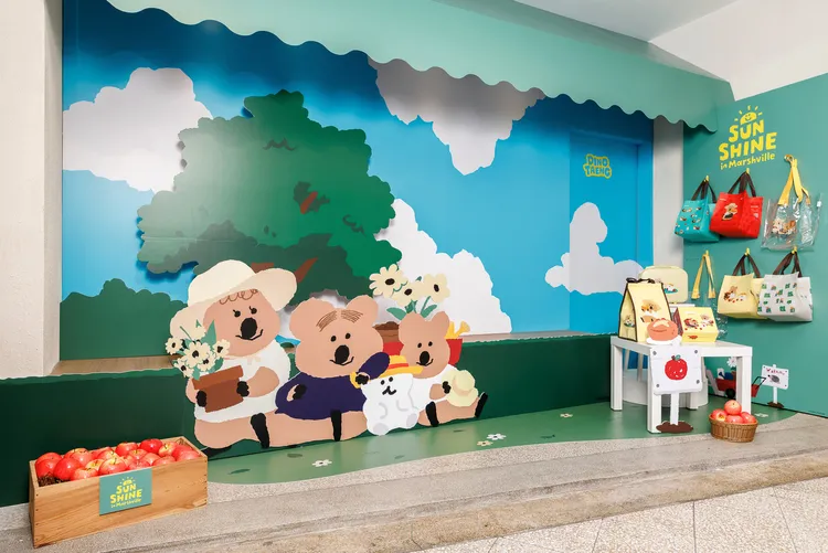 春上布丁蛋糕特別將充滿百年老街氛圍的迪化街門市打造為Marshville蘋果園主題區，邀請消費者來店與人氣角色QUOKKA、BOBO近距離同框自拍。春上布丁蛋糕提供