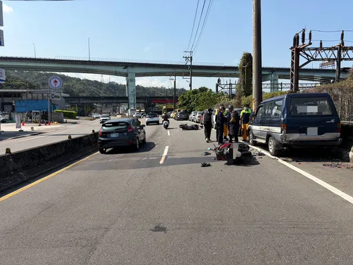 彎道猛撞路邊車！基隆7旬騎士送醫不治　無辜後車嚇壞慘摔