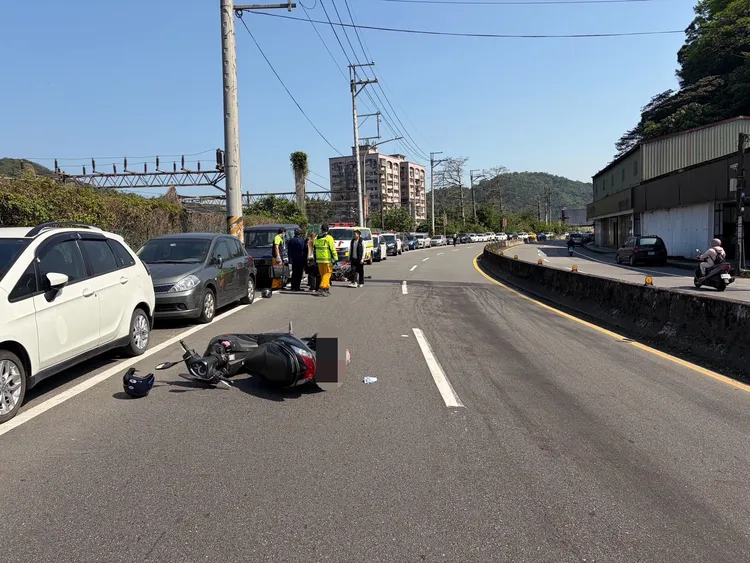 後方葉姓騎士被突如其來意外嚇到，最終也跟著一起摔車。翻攝照片