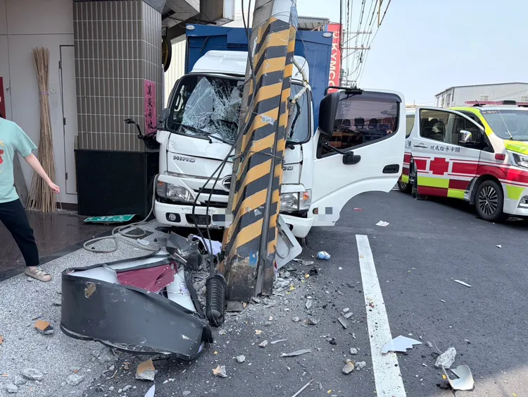 大寮小貨車失控撞斷電桿，駕駛傷重不治。翻攝畫面