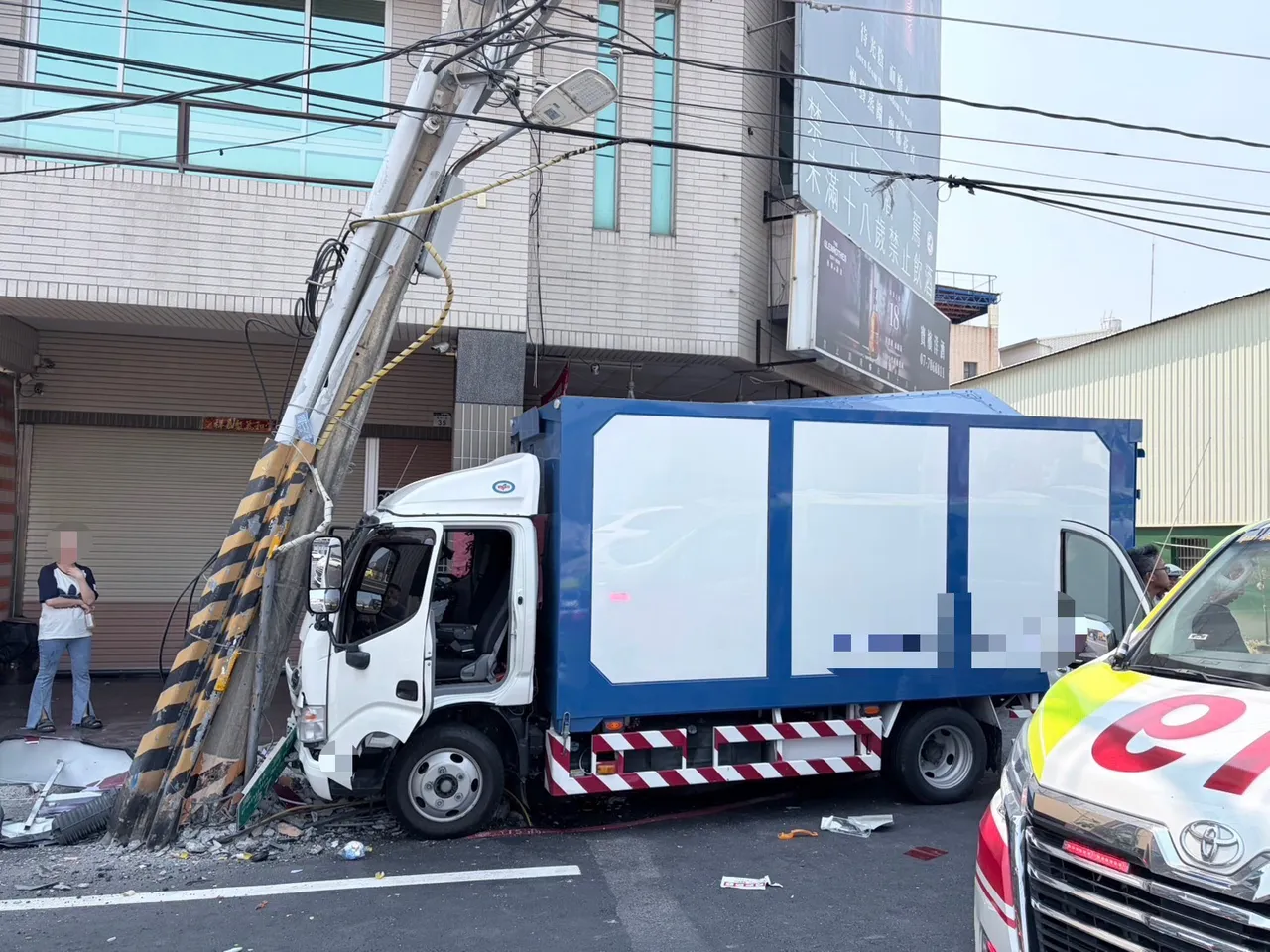 大寮小貨車失控撞斷電桿！駕駛傷重不治　800戶停電近8小時