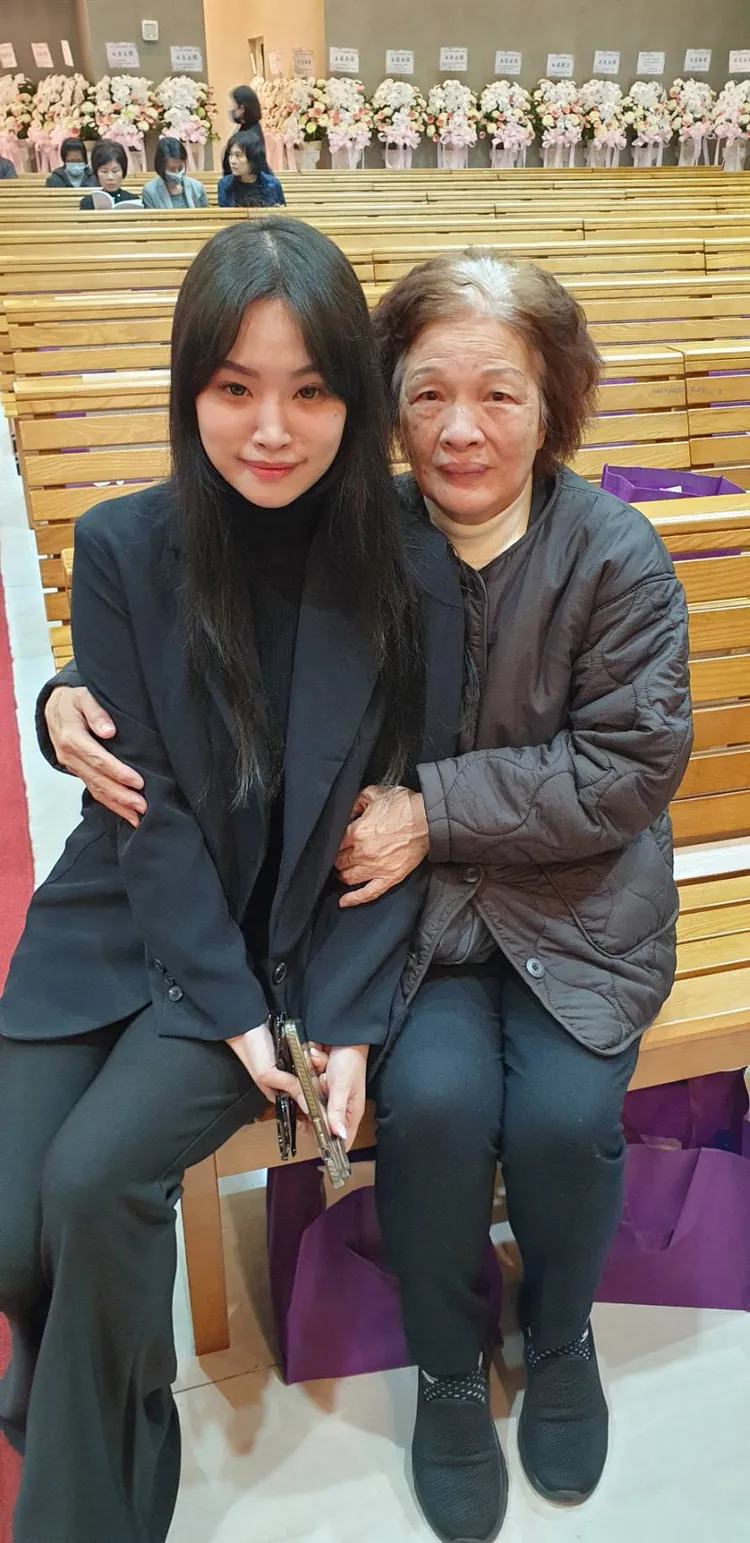 吳媽媽（右）出席告別式，送女兒最後一程，左為吳中純女兒梅嬿翎。張瑞振攝