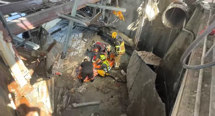 蘇姓工人傷勢嚴重，手部撕裂傷，腿部開放性骨折。民眾提供