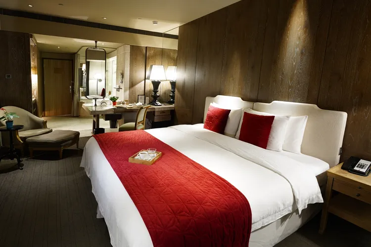 尊榮VIP雙人套票搭配五星級「台北君品酒店」，並可享17樓「翰林軒VIP Lounge」尊榮體驗。業者提供