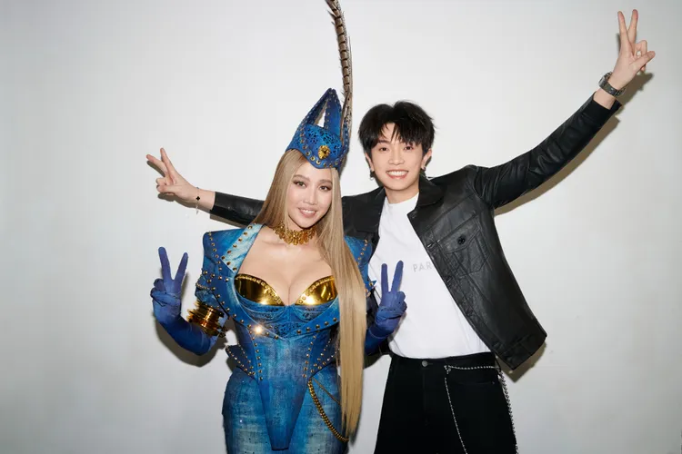 A-Lin（左）與顏人中實現七年之約。众悅娛樂提供