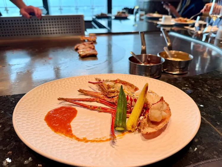 頂級海陸12品兩款套餐包含活龍蝦等料理。莊偉祺攝