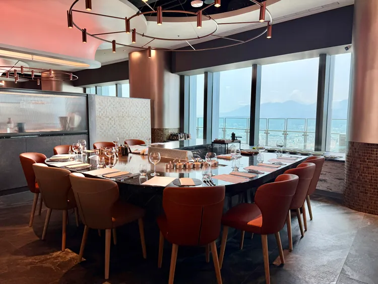 旨醞信義微風店在空間上以花朵意象為設計，餐廳佔地125坪。莊偉祺攝