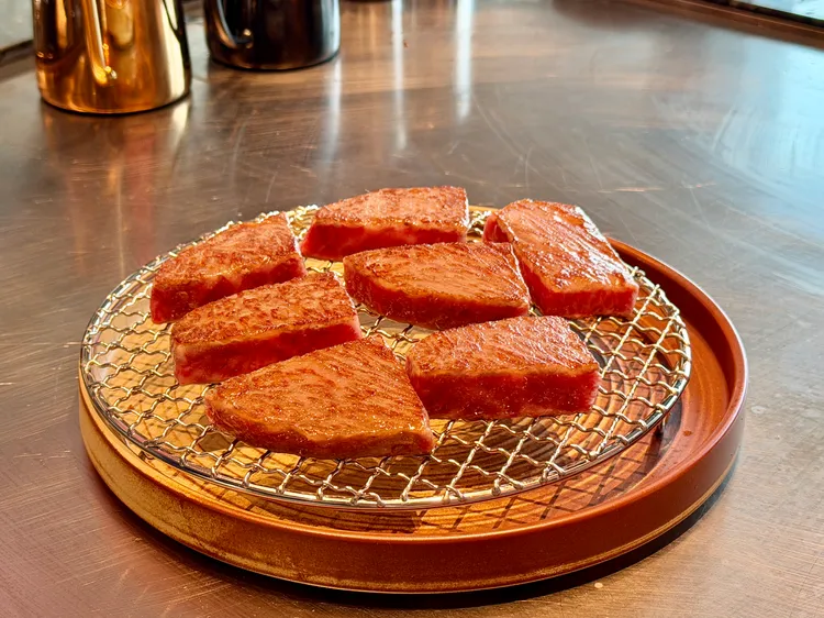 頂級海陸12品兩款套餐包含A5和牛等料理。莊偉祺攝