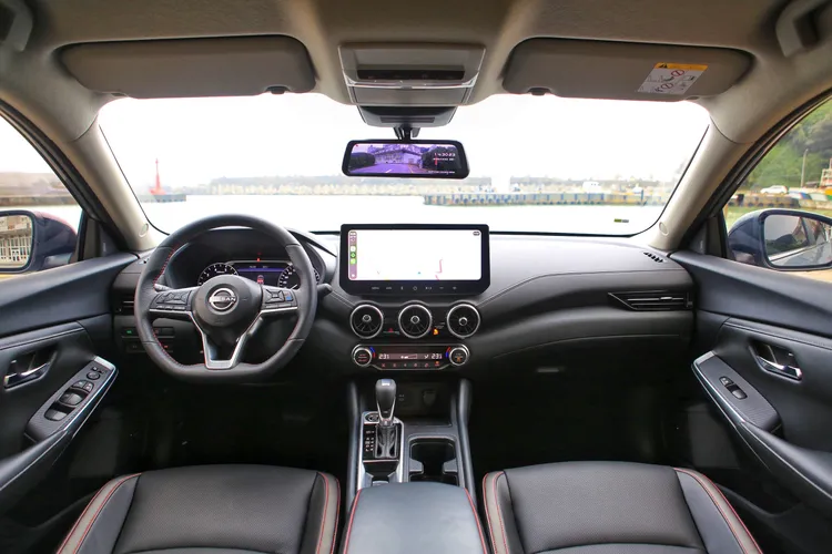 延續Sentra既有的優勢，車艙中控台與門板大面積皮質包覆，搭配金屬飾框與三圓出風口設計，整體質感逐步逼近進口車水準。林浩昇攝