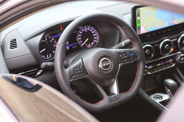 平把式三輻方向盤搭配細膩皮革包覆與紅色縫線點綴，讓駕駛在視覺與手感上都能感受到Sakura車系所強調的質感升級。林浩昇攝