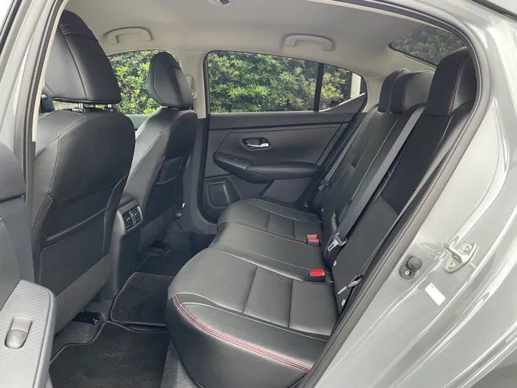 定位為中型房車的Sentra，針對後座乘坐空間規劃亦有不俗的表現，同時也具備了後座出風口。林浩昇攝