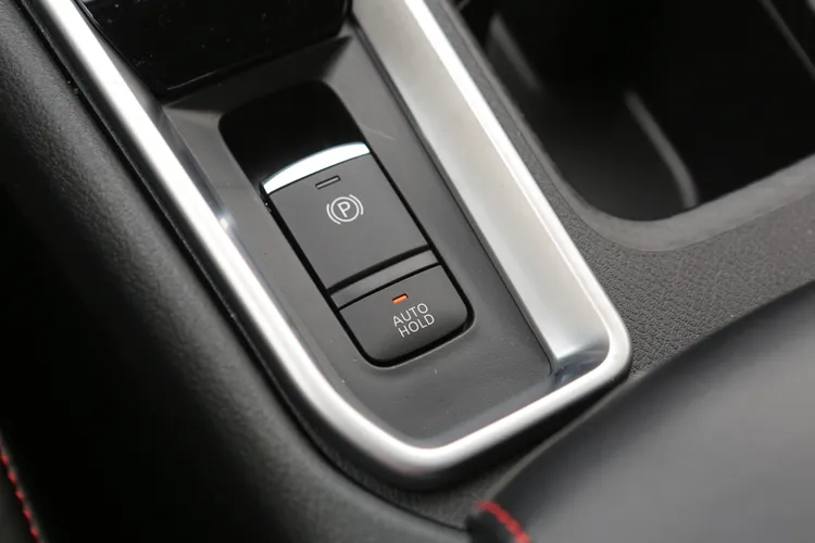 除了e-PKB電子駐車系統使用手煞車更輕鬆之外，最重要的就是Auto Hold的功能，讓每次停等紅燈時更為輕鬆。林浩昇攝