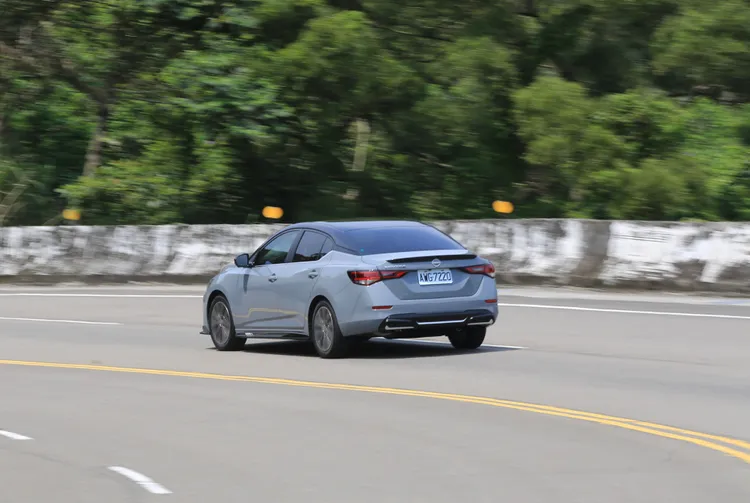 當市場多數產品仍圍繞規格與價格競爭時，Sentra Sakura選擇從感受出發，在穩定且易上手的動態基礎上，為日常駕駛加入更多情緒層次，也讓這輛車的價值，不再只停留在代步本身。林浩昇攝