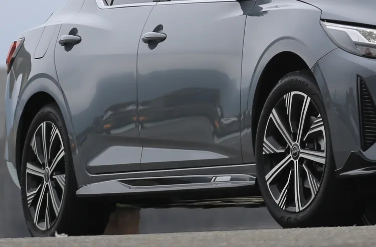 透過專屬側裙的加持，讓Sentra側面視覺更為飽滿。林浩昇攝