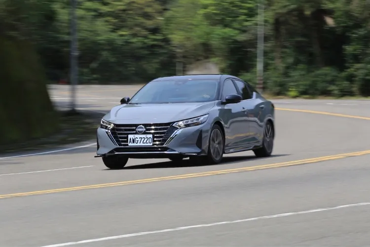 Sentra Sakura在底盤調校上仍以舒適性為核心，懸吊阻尼設定能有效過濾不平路面帶來的細碎震動，轉向輔助力道偏輕，利於低速與市區操作，整體動態表現不強調激烈操控，而是在乘坐舒適與行路穩定之間取得平衡。林浩昇攝