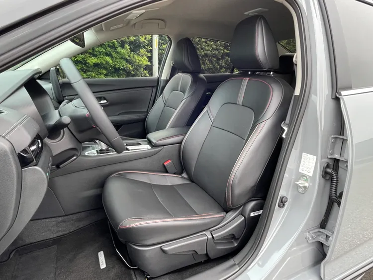 全車座椅以TAKUMI匠人皮革與紅色縫線鋪陳，替原本中性的座艙氛圍注入更細膩的質感與情緒張力。通風座椅採吸入式設計，能有效帶走背部熱氣與濕氣，在台灣高溫環境下特別有感。林浩昇攝