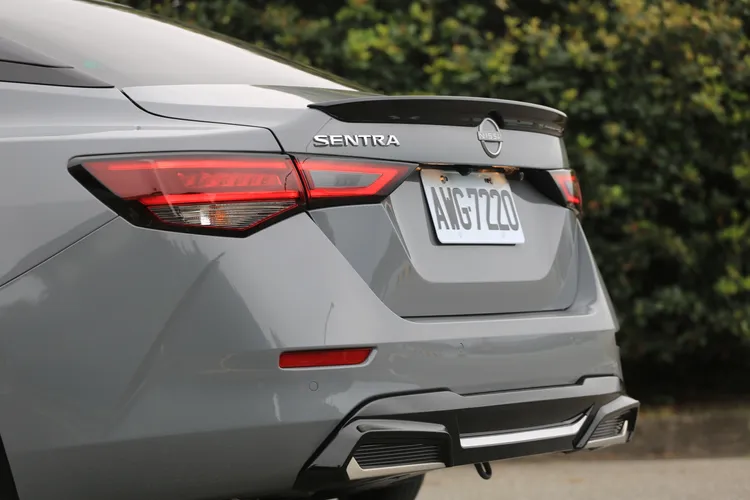 後下導流與尾翼等空力套件同步到位，讓原本偏穩重的房車輪廓，多了一層貼近年輕族群的動感表情。林浩昇攝