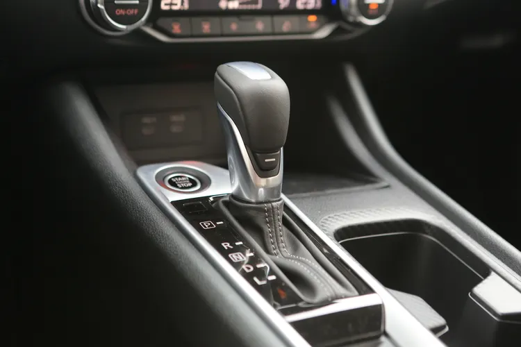CVT變速箱的排檔桿設計，同樣透過多材質打造保有視覺層次，此外也標配引擎啟動鈕。林浩昇攝