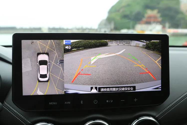 3D AVM 360°HD高畫質環景影像系統辨識度高，且加入MOD移動物體偵測警示功能，在市區穿梭停車更顯安心。林浩昇攝