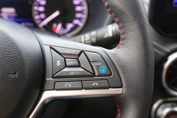 Pro Pilot智行安全系統包含了ICC智慧型全速域定速系統、LKA車道維持輔助系統等，透過方向盤藍色按鈕，可隨時啟動關閉Level 2半自動駕駛輔助功能。林浩昇攝