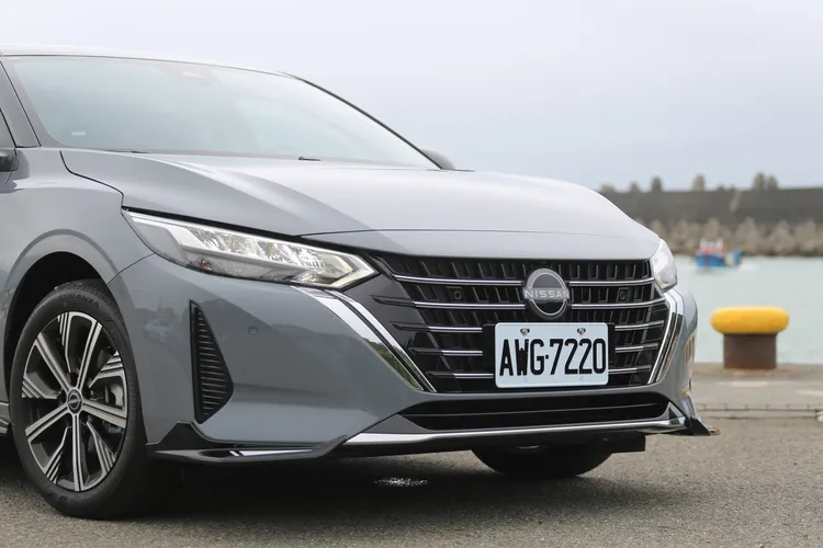 Sentra Sakura極綻版新增外觀空力套件，其中前下左右分離擾流片設計讓車頭線條更具張力，也替整體造型注入更鮮明的運動氣息。林浩昇攝