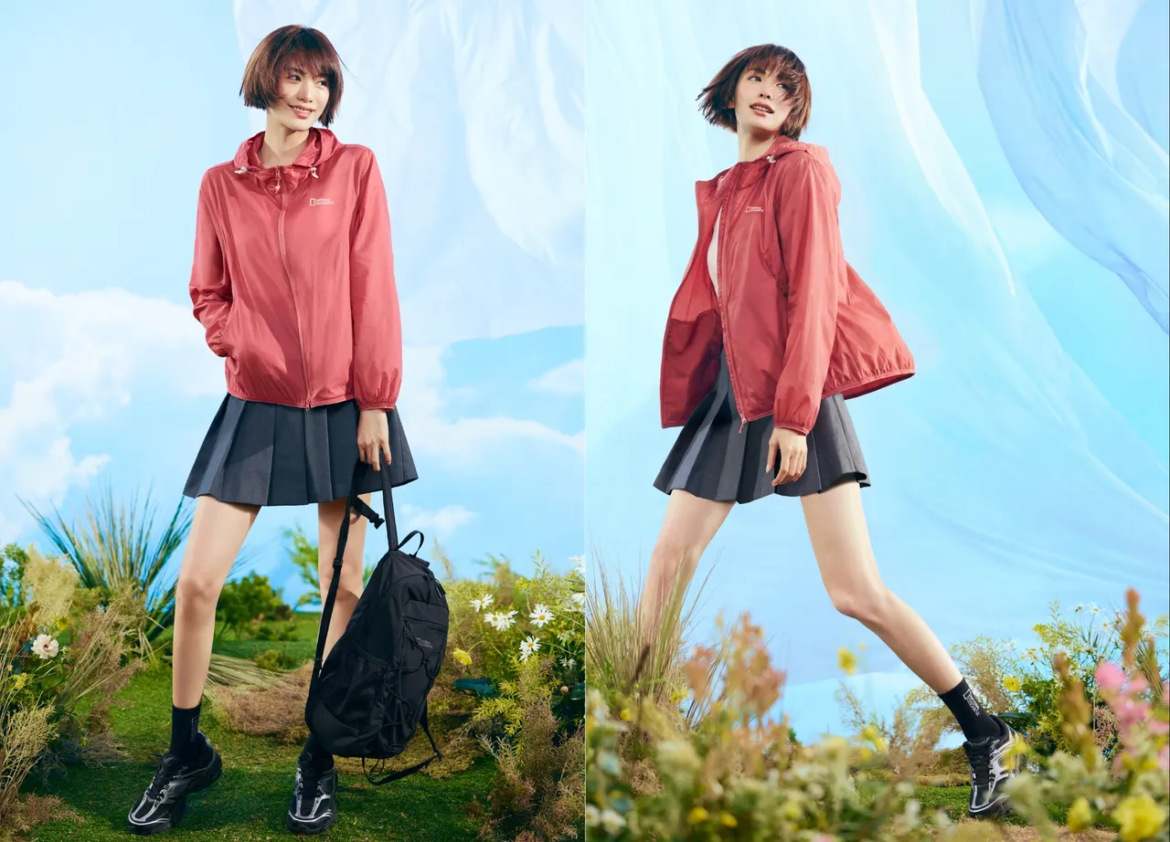 NANALIGHT PACK輕量連帽外套配上灰色百褶短裙。品牌提供