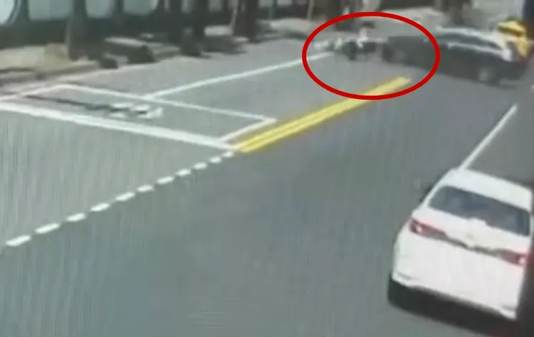 張男正常在馬路上行駛，突然遭到一旁暴衝汽車攔腰撞上，骨折重傷送醫。翻攝畫面