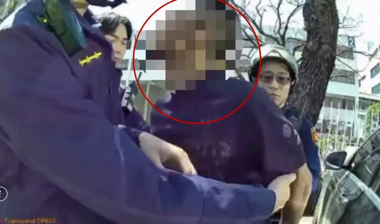 李男被捕時還不斷掙扎，絲毫不知道自己闖了禍。翻攝畫面