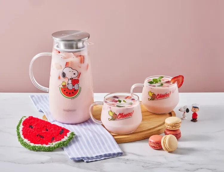 消費滿1500元再送SNOOPY冒險日常系列馬克杯600ml(市價580元)，一次滿足SNOOPY迷收藏與日常使用需求，買一送一方案以價低為贈品。康寧餐具提供