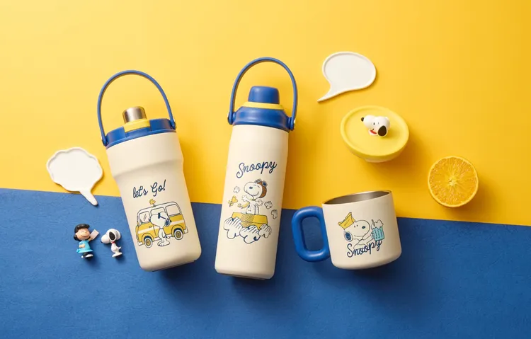 SNOOPY「花野拾光」與「旅行趣」雙系列花色杯瓶新品在康寧餐具MITSUI OUTLET PARK台南二期門市首度亮相，自即日起至4/16新開幕期間，舉辦買一送一獨家優惠。康寧餐具提供