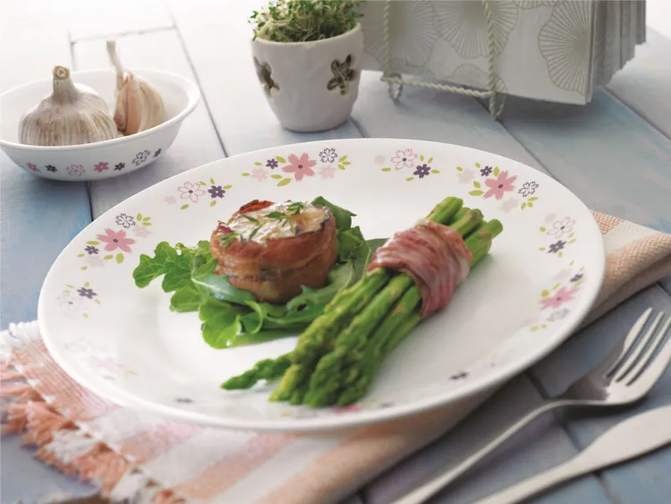 購買CORELLE陽光澄園、花漾派對、橄欖莊園、繽紛巧克力4大系列指定花色餐盤享買一送二(價低為贈品)，超殺優惠僅此一檔。康寧餐具提供