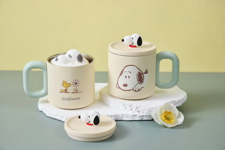 SNOOPY新品「花野拾光」與「旅行趣」雙系列花色「316不鏽鋼保溫保冰辦公杯」360ml，定價1380元。316醫療級不鏽鋼耐酸鹼，安心無慮；雙層抽真空，長效保溫保冷；寬口8公分設計，清洗方便；杯蓋立體公仔，可愛療癒可拆卸。康寧餐具提供