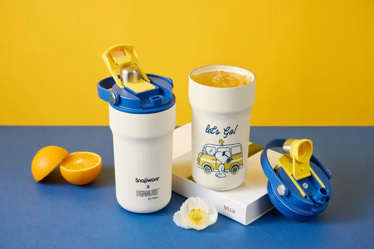 SNOOPY新品「花野拾光」與「旅行趣」雙系列花色「鋅動輕瓷不鏽鋼雙飲手提保溫杯」720ML，定價1580元。鋅陶瓷易潔層，抗大腸桿菌、金黃色葡萄球菌，長效保溫保冷效果佳，適合裝盛各類飲品；雙飲設計，可使用吸管飲用或開蓋暢飲；手提設計，外出攜帶免提袋。康寧餐具提供
