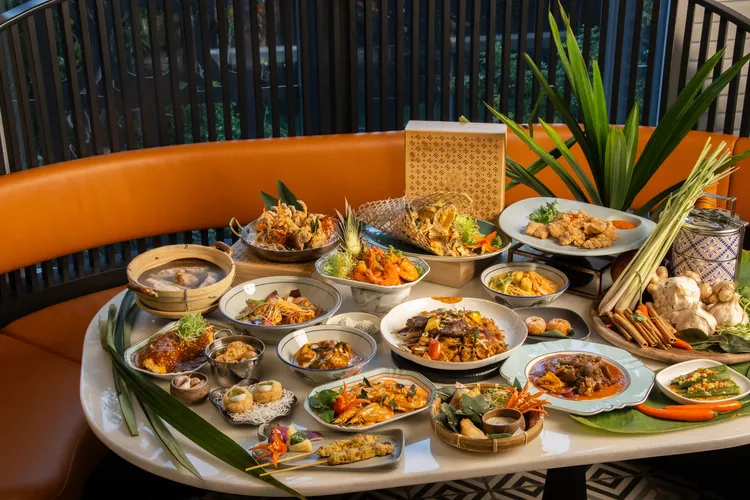 HAWKER 好客南洋餐廳的文化策展，結合即將熱鬧展開的城市活動，為賓客策劃一日南洋生活體驗。業者提供