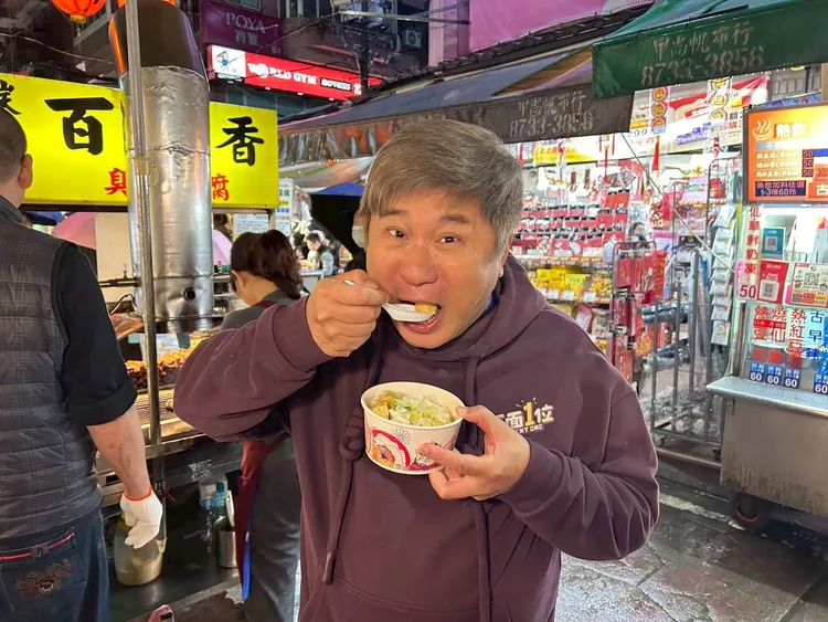 胡瓜夜市狂吃美食。《下面一位》提供