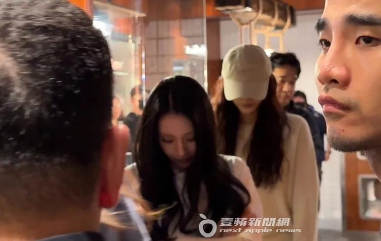 彩瑛步出餐廳也是低著頭面對粉絲的呼喊。特勤中心攝