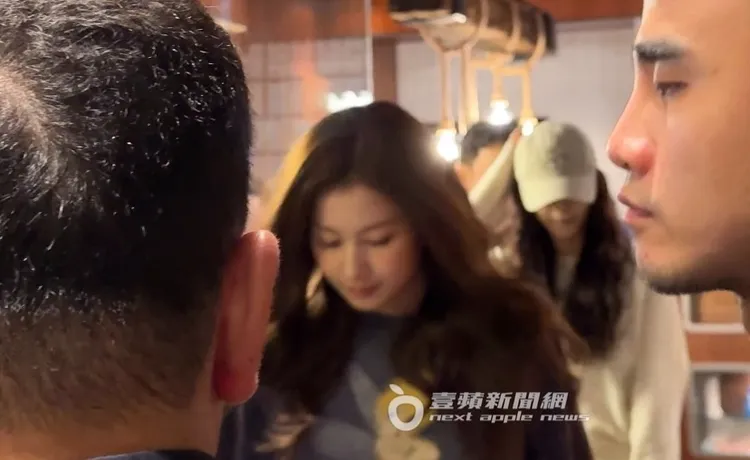 日本成員SANA也是開心步出餐廳，面對粉絲熱情打招呼有些害羞。特勤中心攝