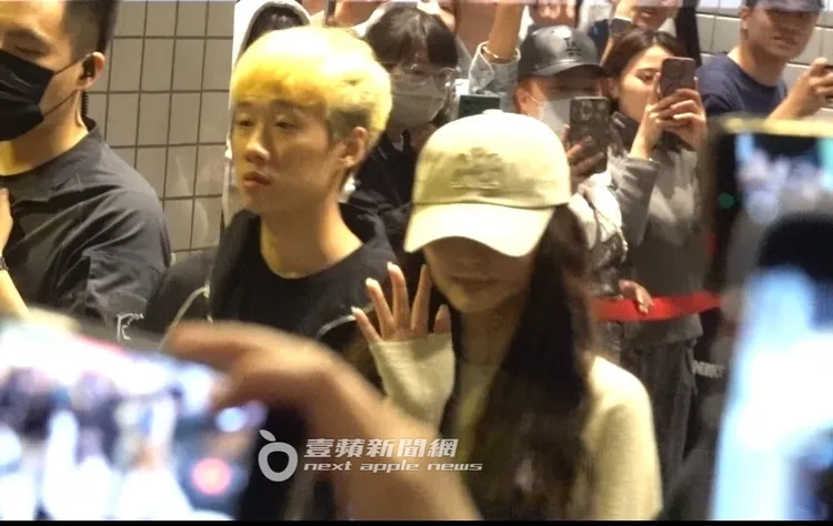 回娘家的周子瑜，上車前仍然十分大方的與粉絲們揮手打招呼。特勤中心攝