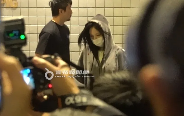 MINA戴著口罩低調跟在後面，粉絲更熱情的對她呼喊：「MINA Happy Birthday！」特勤中心攝