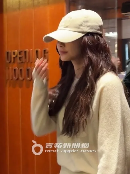 TWICE台灣成員周子瑜出來後，面對粉絲害羞的摀著嘴巴，看得出來心情既驚訝又開心。特勤中心攝